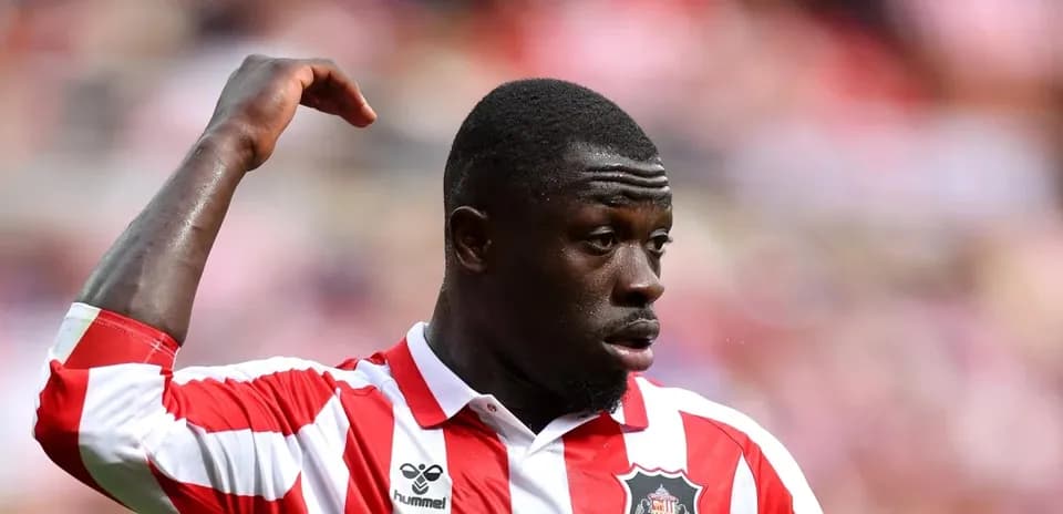 Jugador de Sunderland señalando durante un partido
