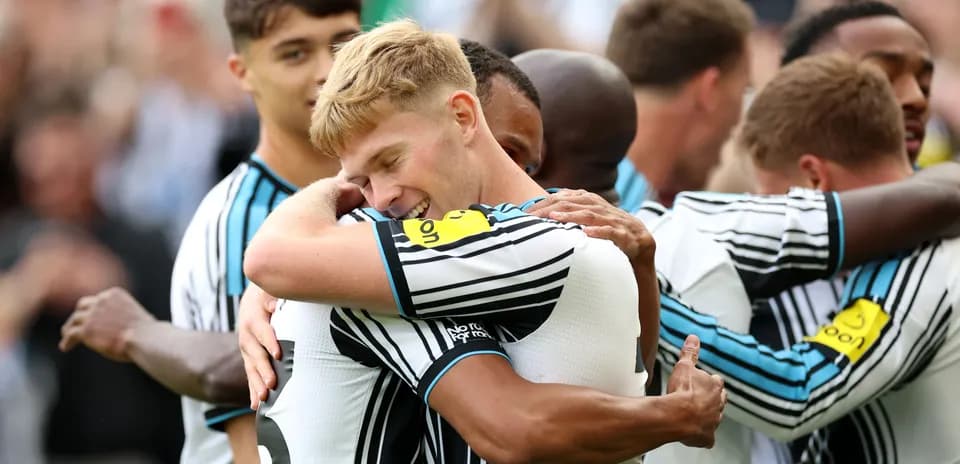 Jugadores de Newcastle celebrando un gol en grupo