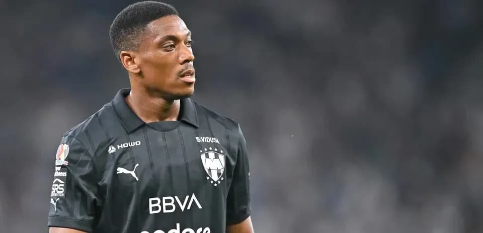 Jugador de Monterrey en el campo durante el partido