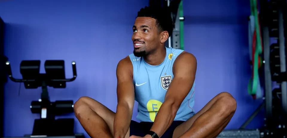 Jugador estirándose en el gimnasio durante entrenamiento