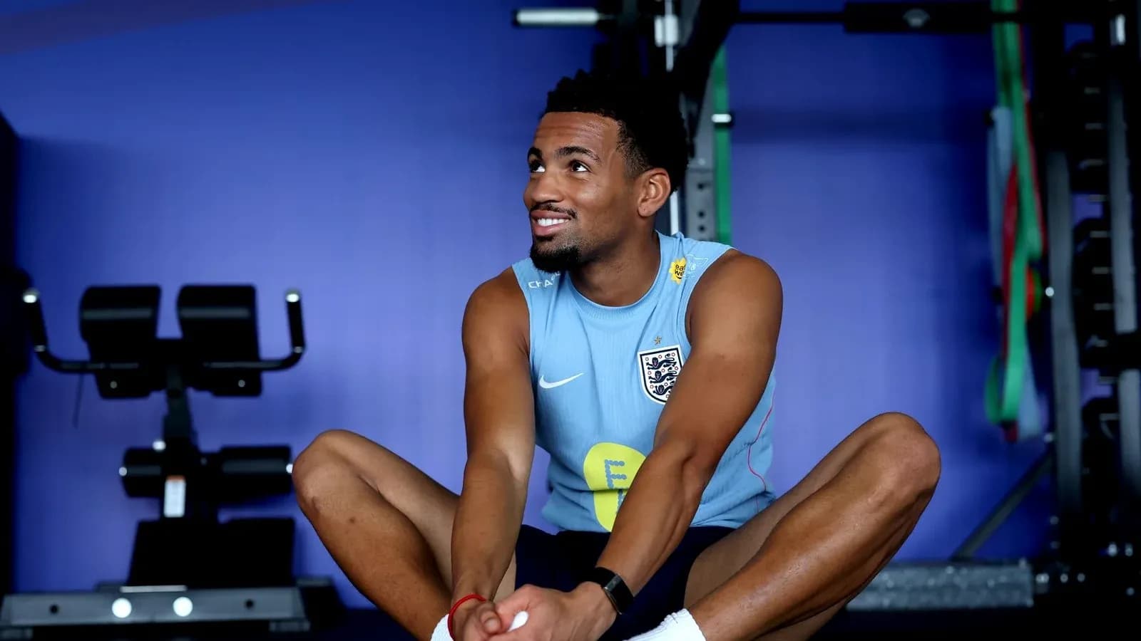 Jugador estirándose en el gimnasio durante entrenamiento