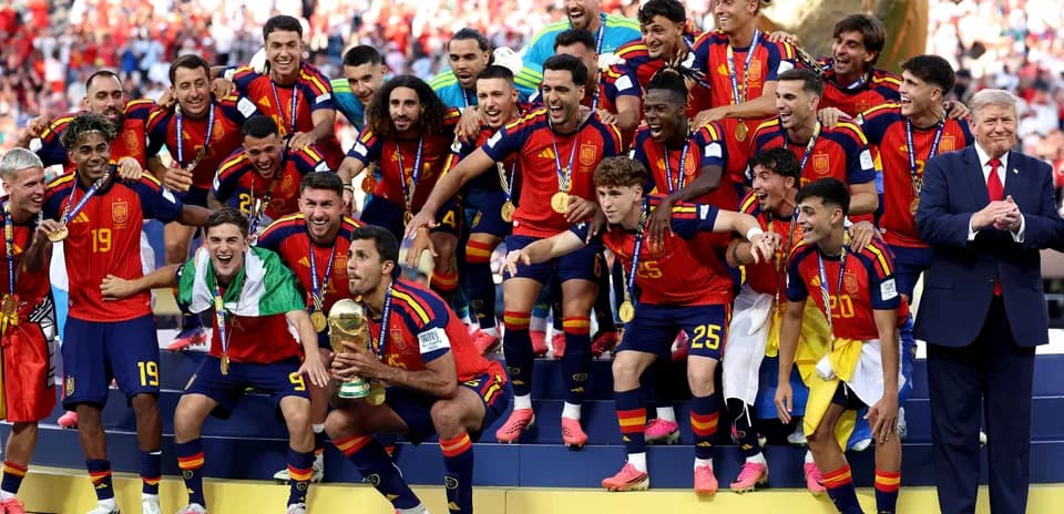 Equipo de España celebrando con el trofeo de la Copa