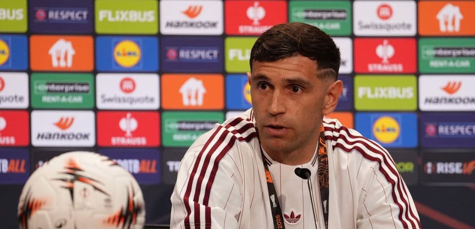 Jugador en conferencia de prensa con balón enfrente