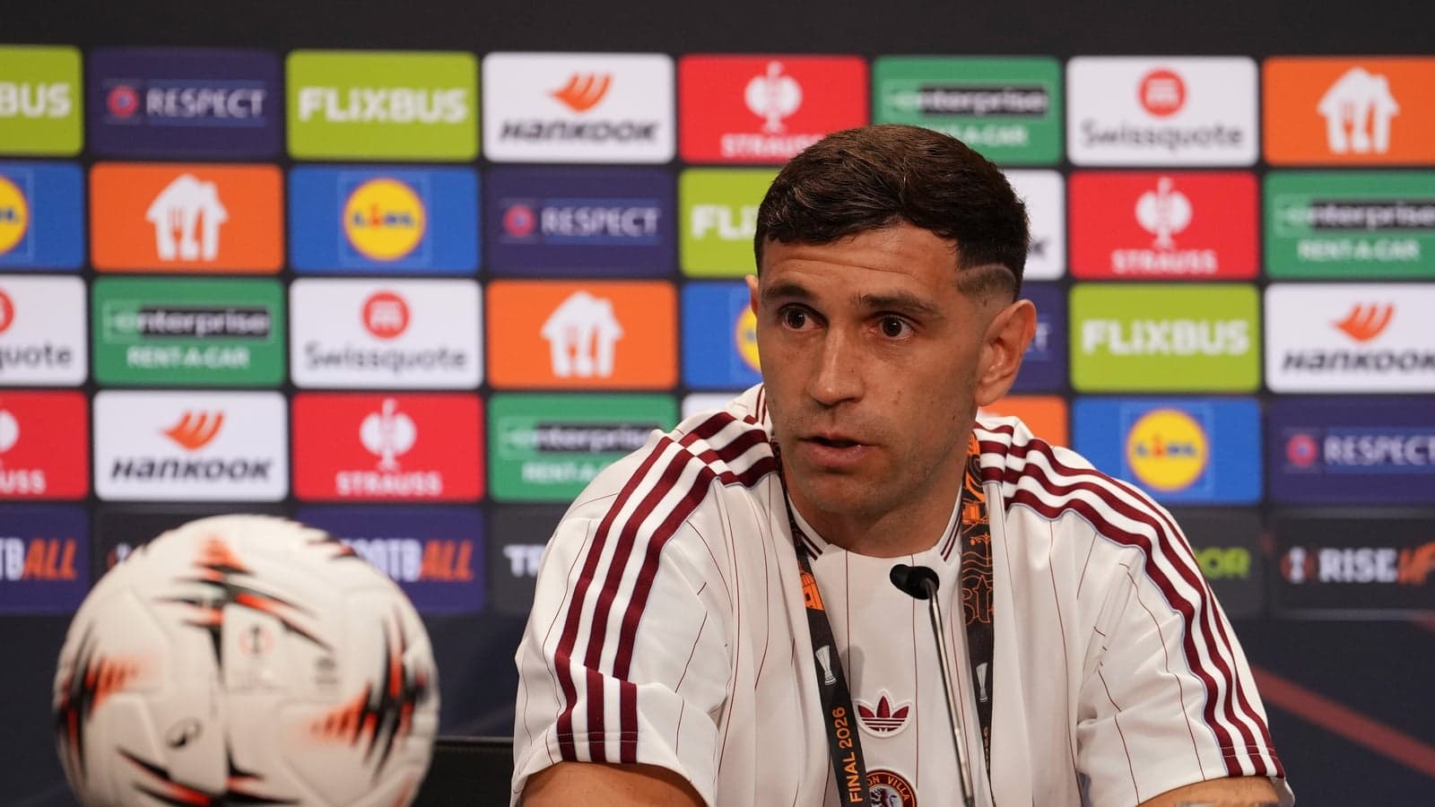 Jugador en conferencia de prensa con balón enfrente
