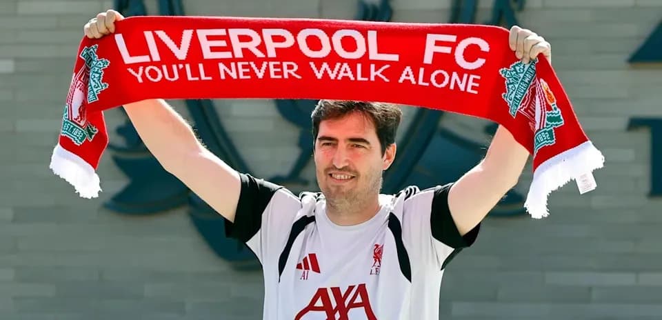 Jugador sosteniendo bufanda de Liverpool FC en presentación