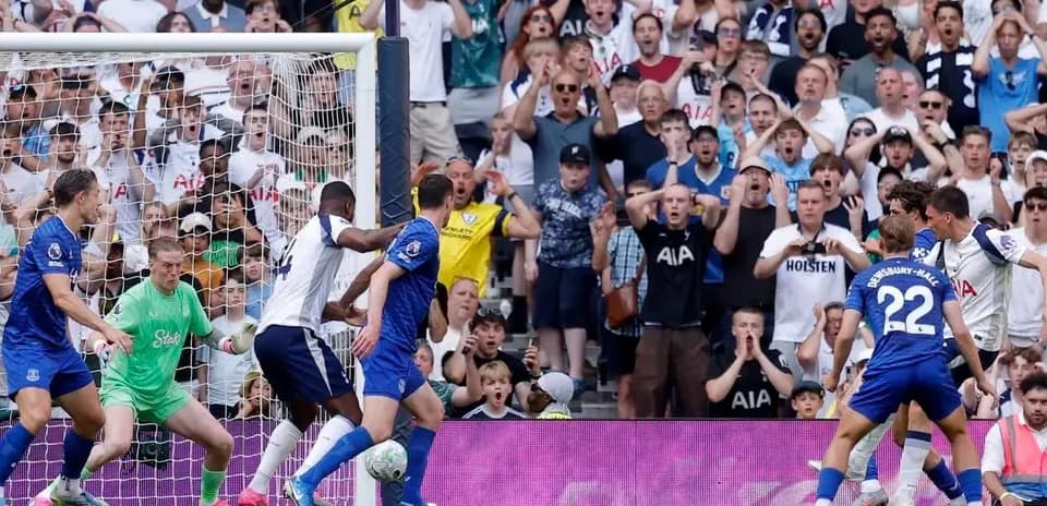 Acción del partido Tottenham contra Everton