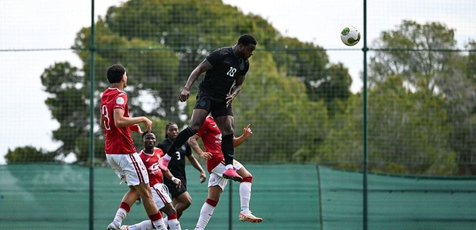 Jugador saltando para cabecear el balón en entrenamiento