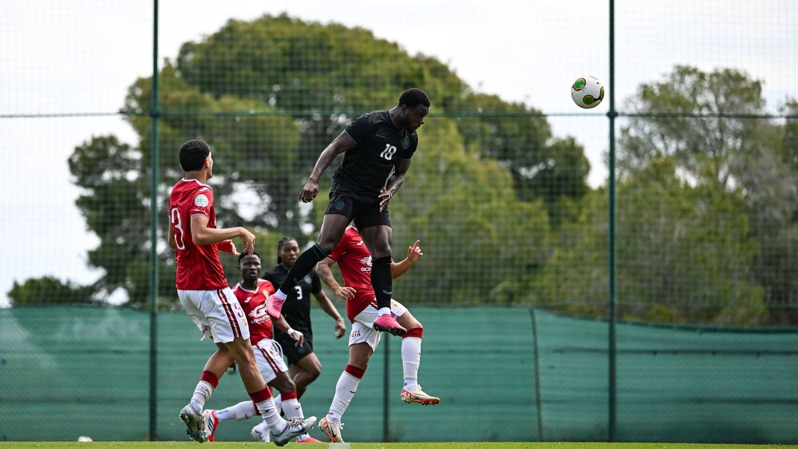 Jugador saltando para cabecear el balón en entrenamiento