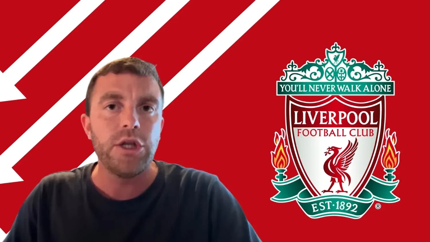 Hombre hablando frente al logo de Liverpool FC