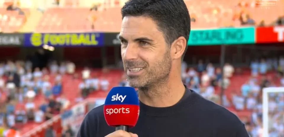 Entrenador hablando en entrevista durante el partido