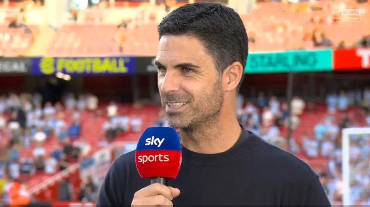 Entrenador hablando en entrevista durante el partido
