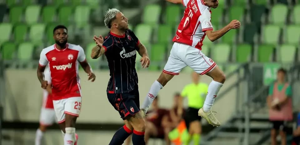 Jugador de FK Crvena Zvezda saltando en el partido