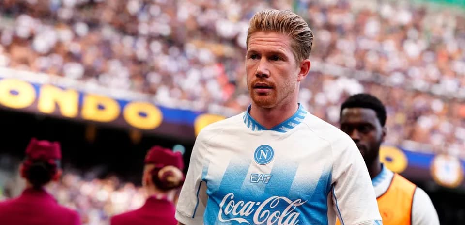 Jugador del Napoli entrando al campo con uniforme