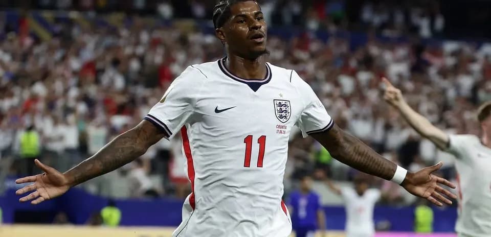 Jugador de Inglaterra celebrando un gol en partido