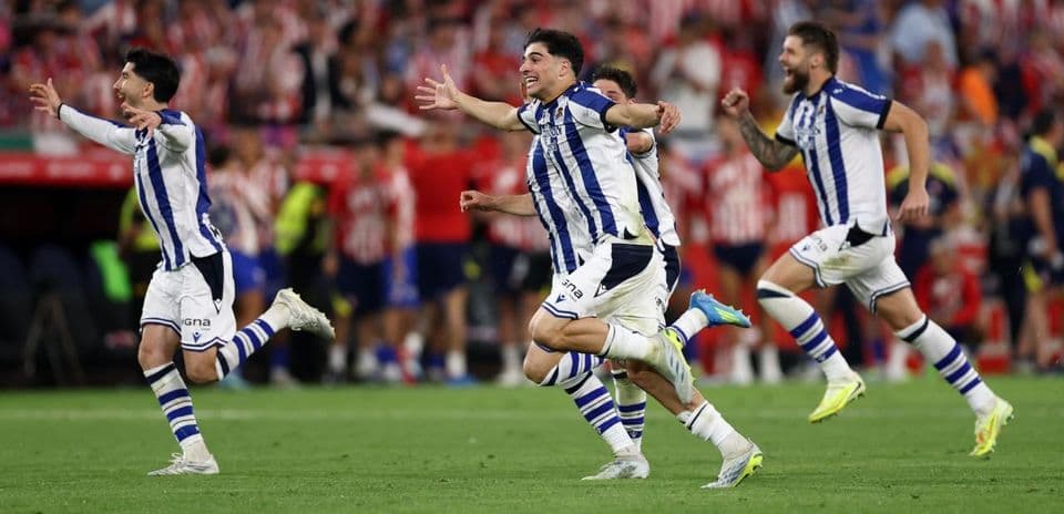 Jugadores de la Real Sociedad celebrando un gol