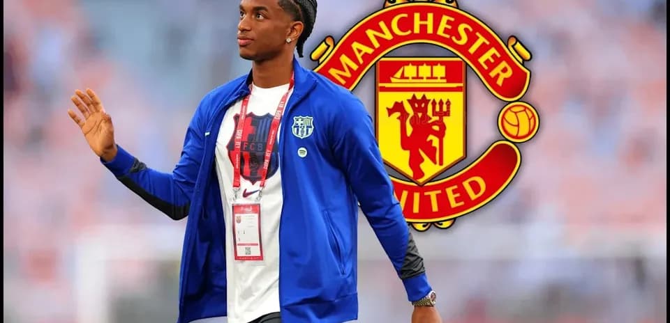 Jugador caminando frente al logo de Manchester United