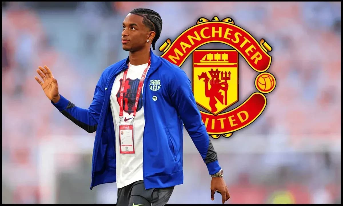 Jugador caminando frente al logo de Manchester United