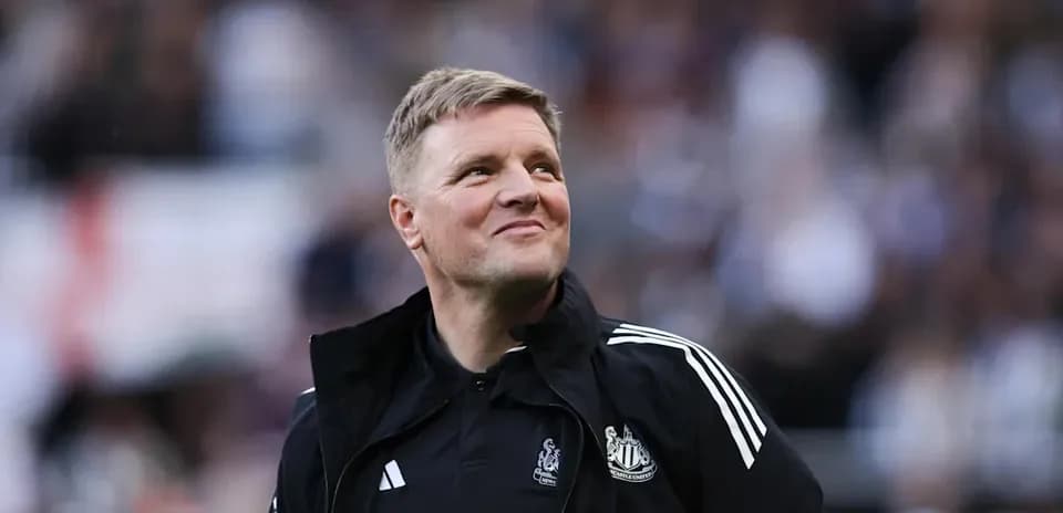 Entrenador de Newcastle United sonriendo en el campo