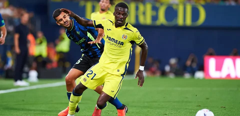 Jugador de Villarreal luchando por el balón contra rival