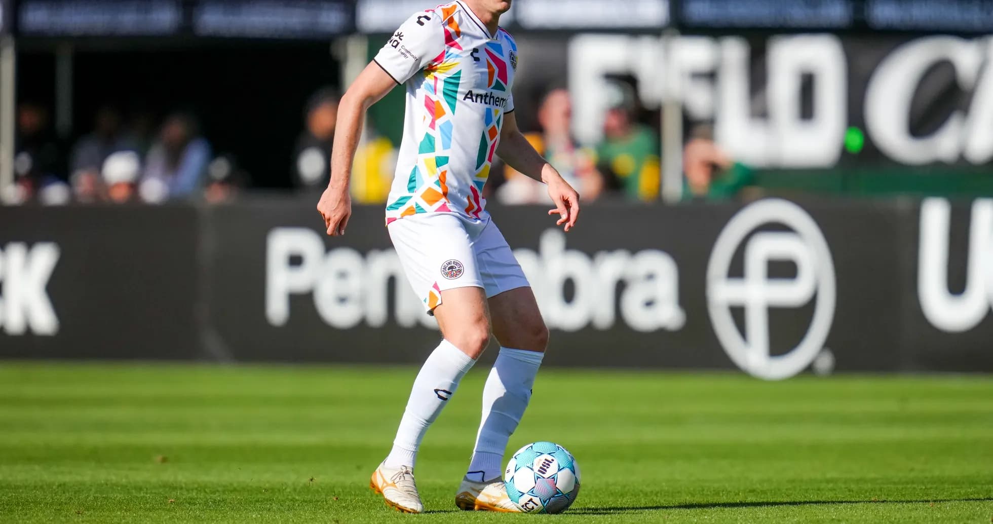 Jugador en acción durante un partido de fútbol