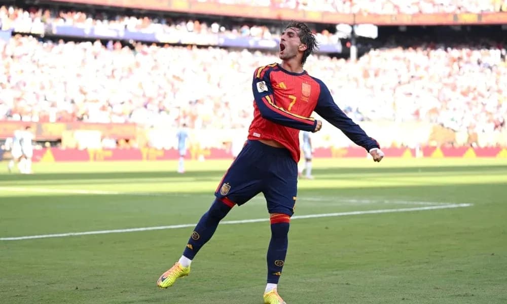 Jugador de España celebrando un gol en el campo