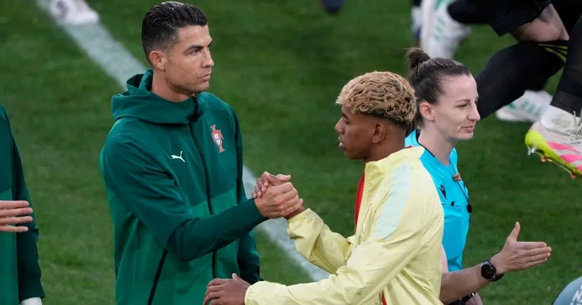 Cristiano Ronaldo saludando a compañero antes del partido