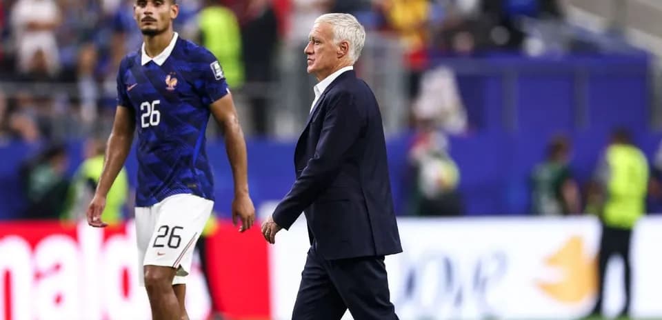 Jugador de Francia y entrenador caminando en el campo