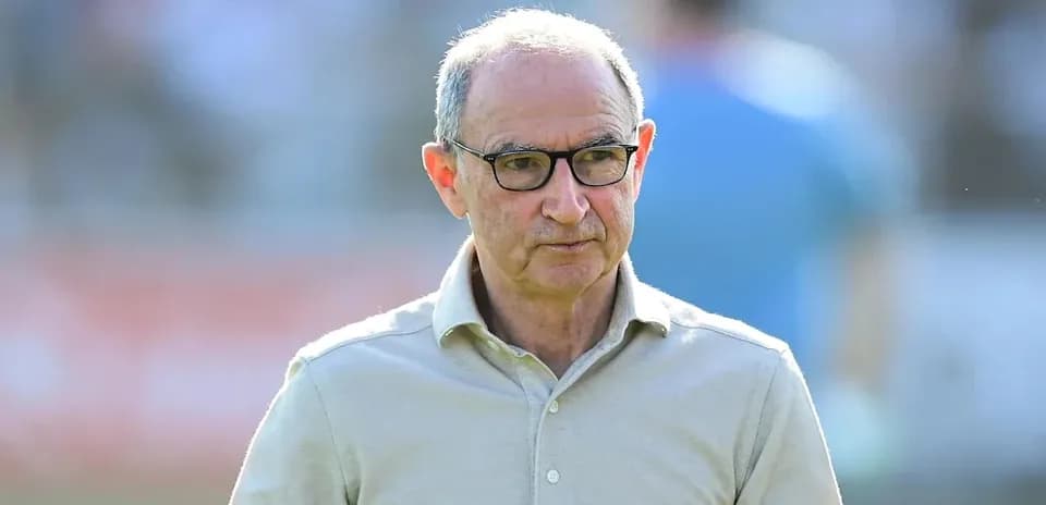Entrenador observando el juego desde la banda