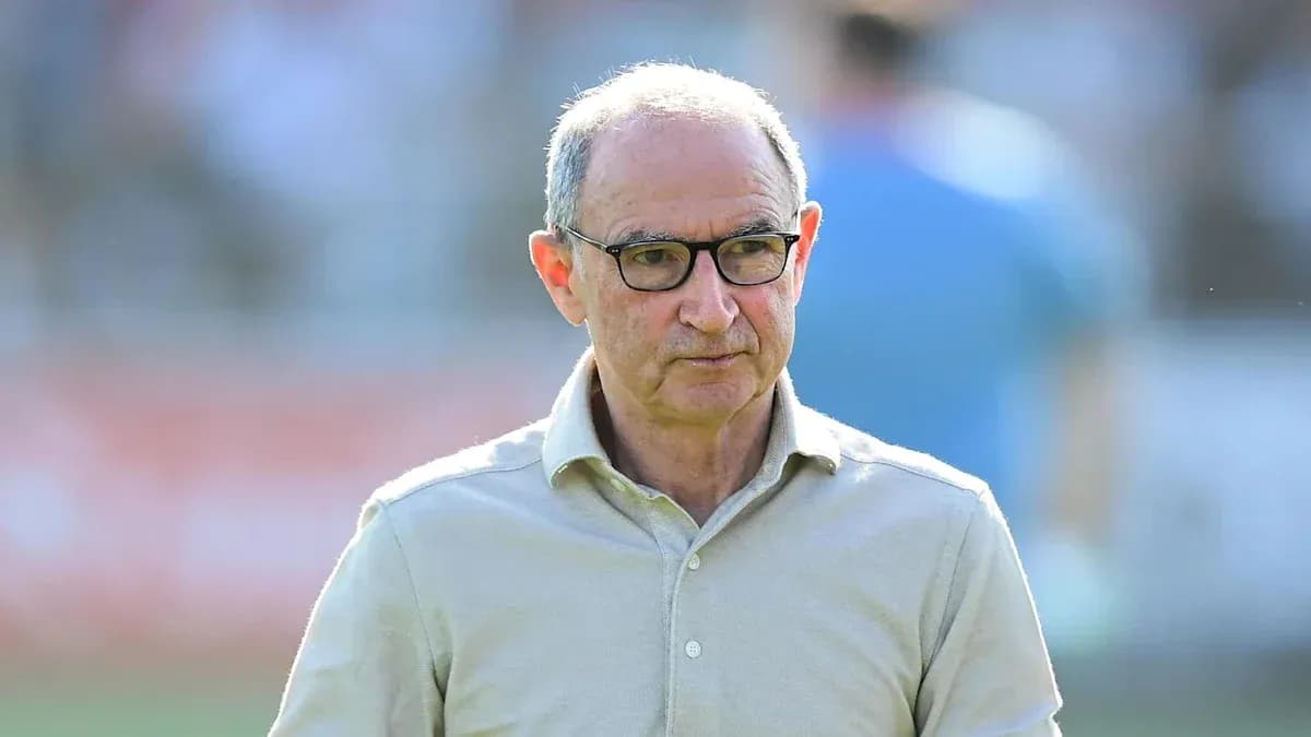 Entrenador observando el juego desde la banda
