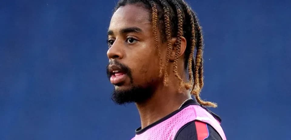 Jugador en entrenamiento con camiseta de entrenamiento rosa