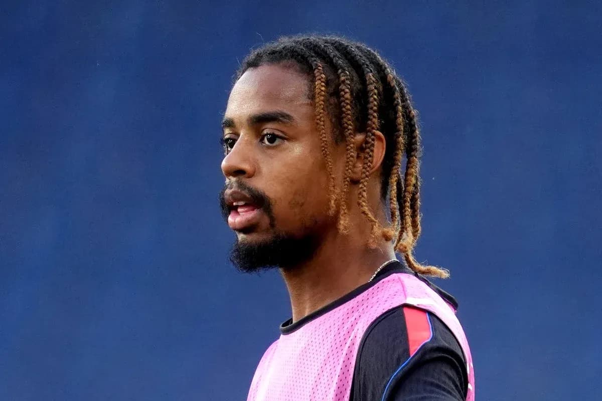 Jugador en entrenamiento con camiseta de entrenamiento rosa