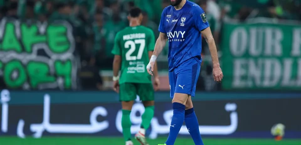 Jugador en uniforme azul caminando por el campo