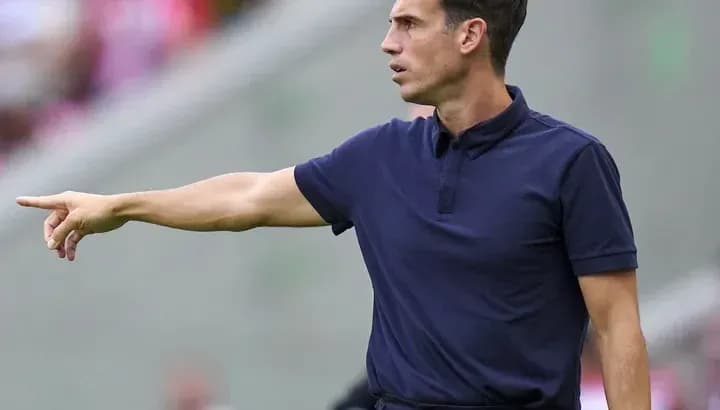 Entrenador señalando durante un partido de fútbol