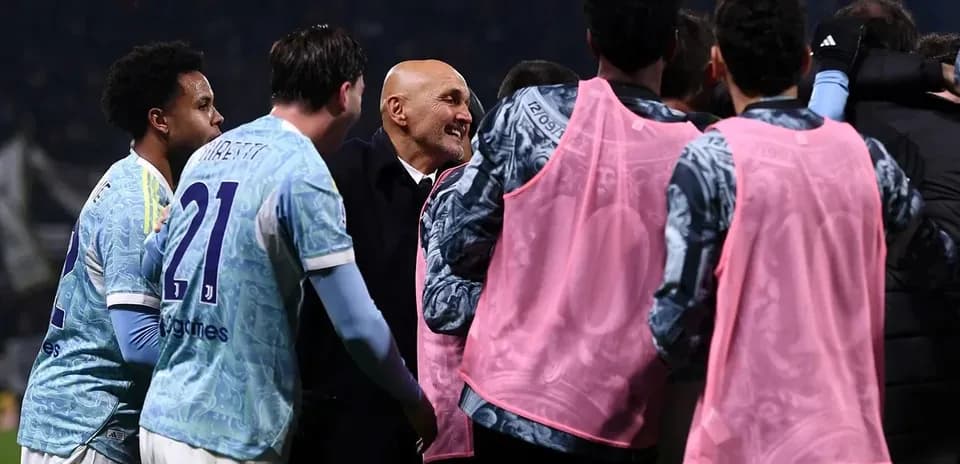 Jugadores celebrando con el entrenador tras el partido