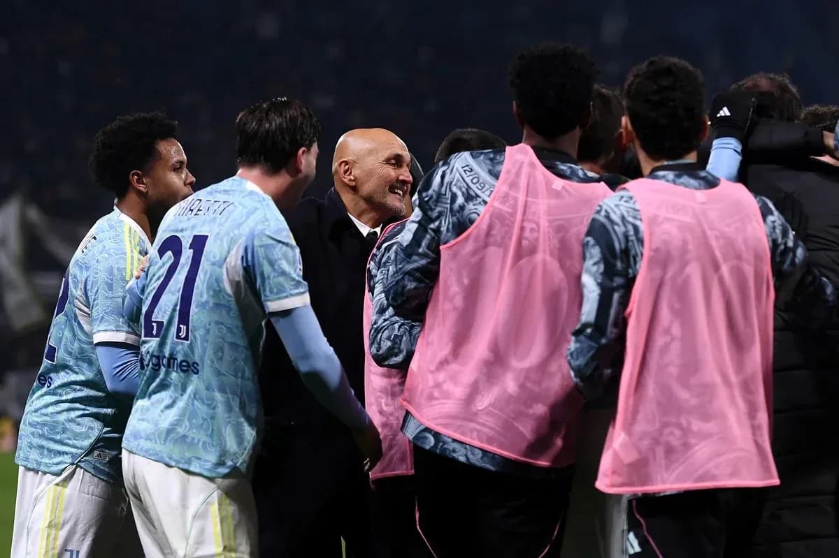 Jugadores celebrando con el entrenador tras el partido