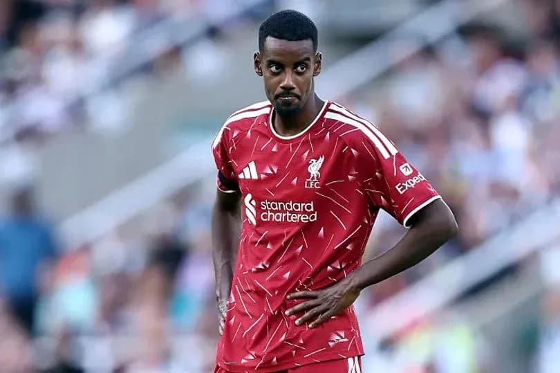 Jugador de Liverpool en el campo durante partido