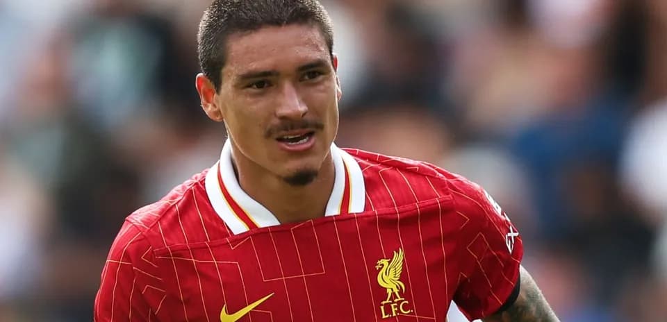 Jugador de Liverpool corriendo en el campo de juego