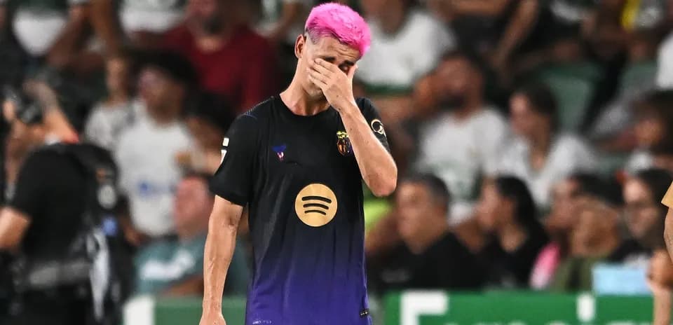 Jugador con camiseta del Barça se cubre la cara