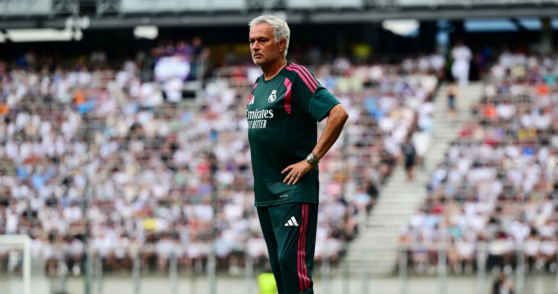 Entrenador de pie en la línea de banda durante partido