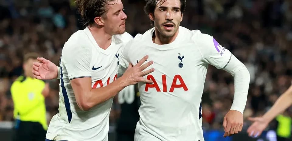 Jugadores de Tottenham celebrando un gol en el partido