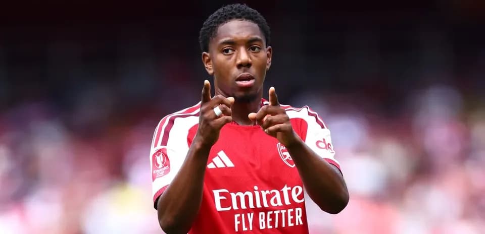 Jugador de Arsenal señalando durante un partido