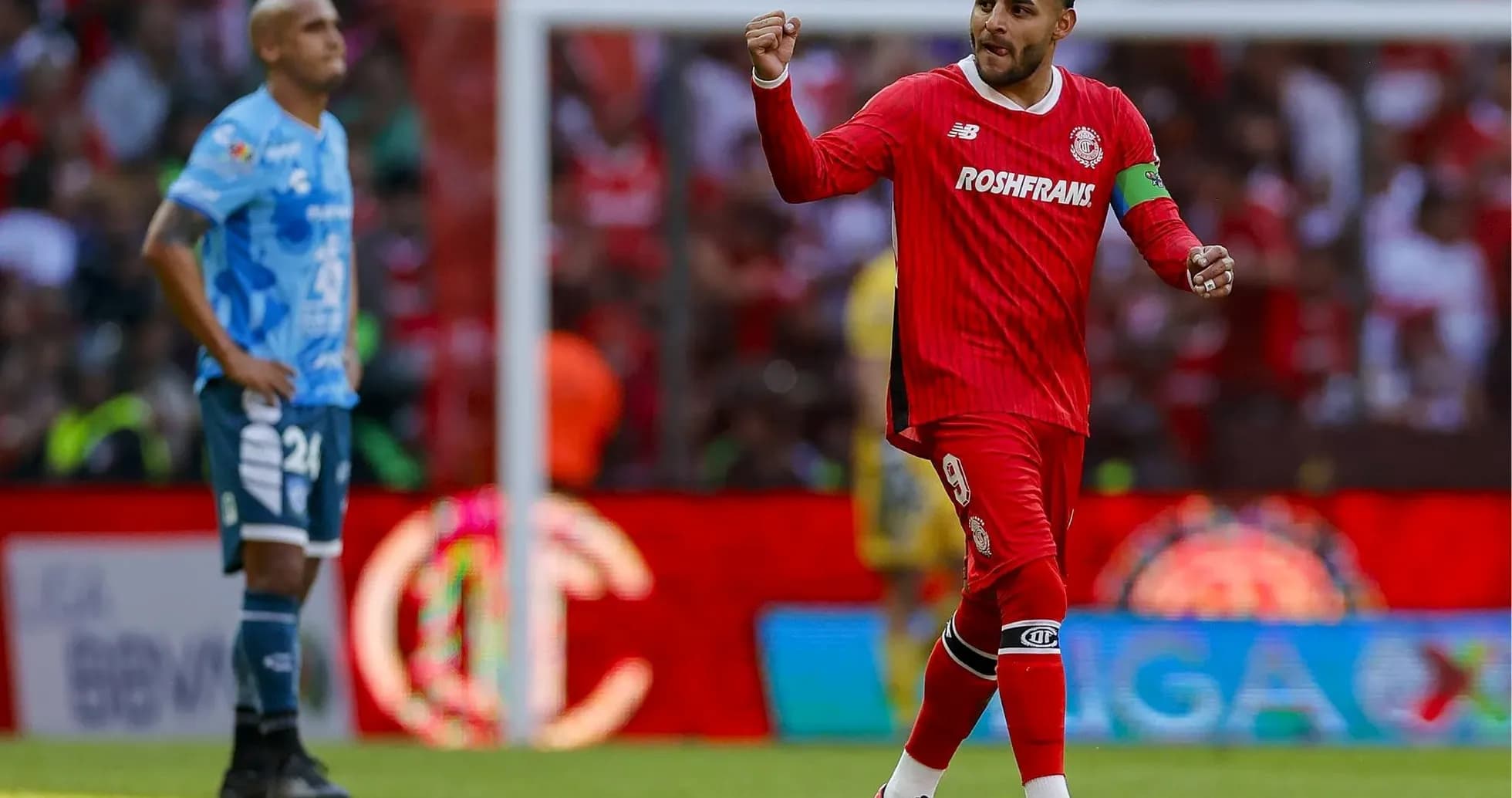 Jugador de Toluca celebrando durante el partido