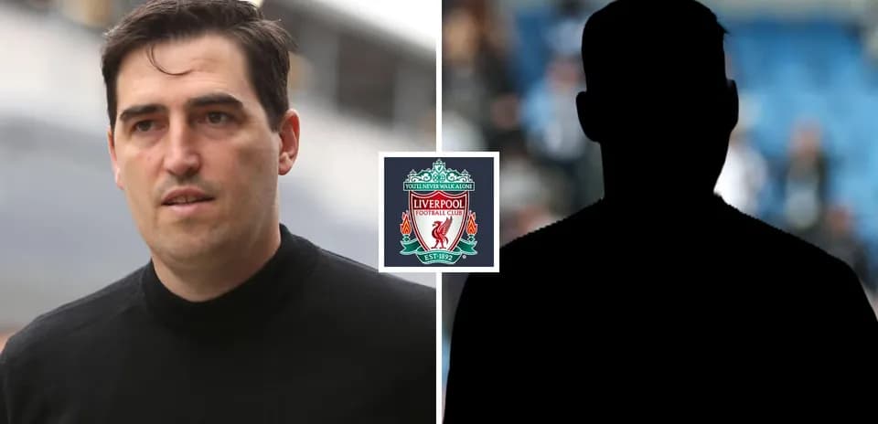 Hombre caminando junto al logotipo de Liverpool
