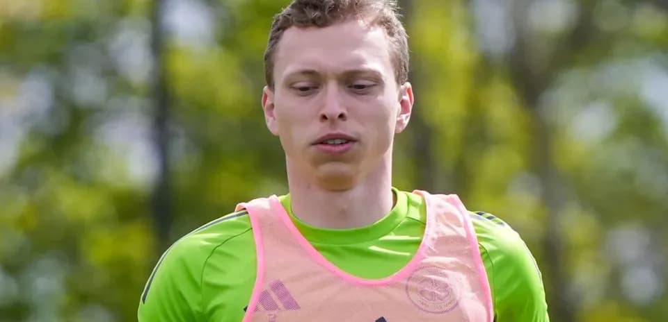 Jugador entrenando con camiseta de portero en campo