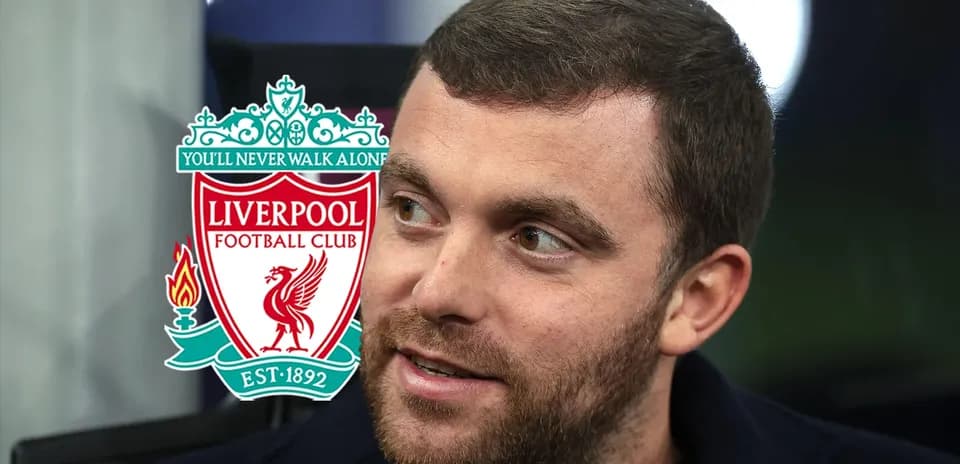 Persona con el logo del Liverpool FC de fondo