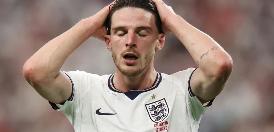 Jugador de Inglaterra con las manos en la cabeza
