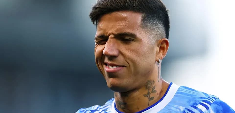 Jugador sonriendo durante calentamiento en el campo