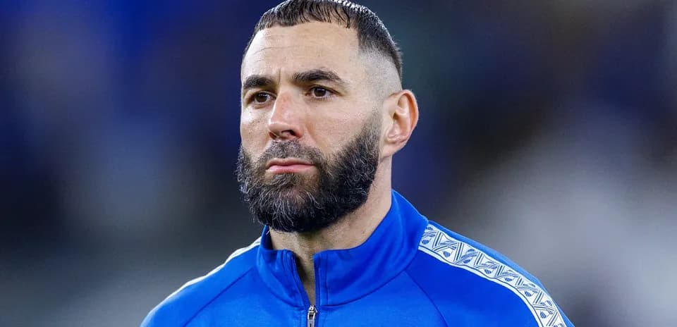 Jugador de fútbol en chaqueta azul durante el partido