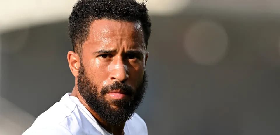 Jugador con barba y camiseta blanca en primer plano