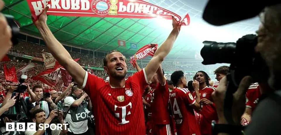 Jugador de Bayern Múnich celebrando con bufanda en estadio